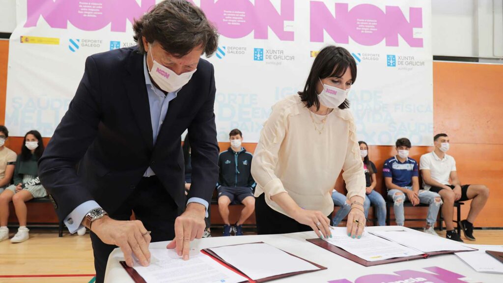 María Jesús Lorenzana, conselleira de Emprego e Igualdade, e José Ramón Lete Lasa, secretario Xeral para o Deporte, asinando un convenio