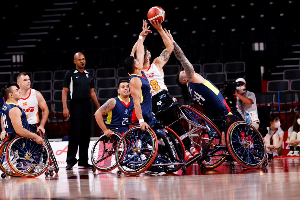 Selección de España de baloncesto en cadeira de rodas, loitando polo balón, Manuel Lorenzo - EFE CPE Mikael Helsing