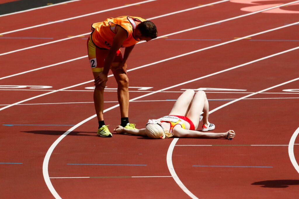 Susana Rodríguez Gacio e Celso Comesaña, deportista de apoio, ambos os dous galegos, na final de 1.500m T11 dos Xogos Paralímpicos de Tokyo 2020 - EFE Israel Gardyn