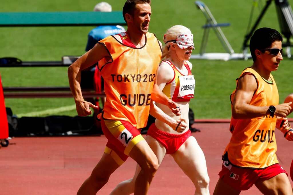 Susana Rodríguez Gacio e Celso Comesaña, deportista de apoio, ambos os dous galegos, na final de 1.500m T11 dos Xogos Paralímpicos de Tokyo 2020 - EFE Israel Gardyn